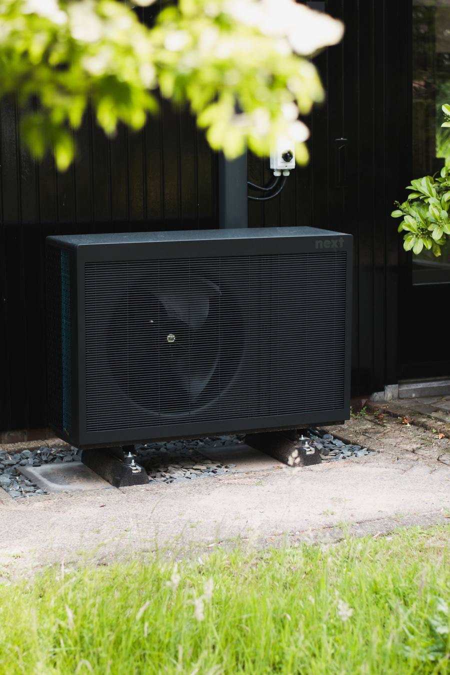 Next op een leisteenbed in de tuin