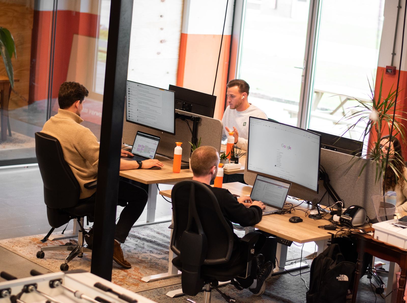 Het team van Heative aan het werk op kantoor in Arnhem